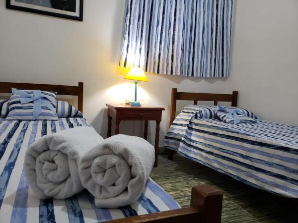 2 camas con toallas en una habitación en Alvarado Apart en Salta