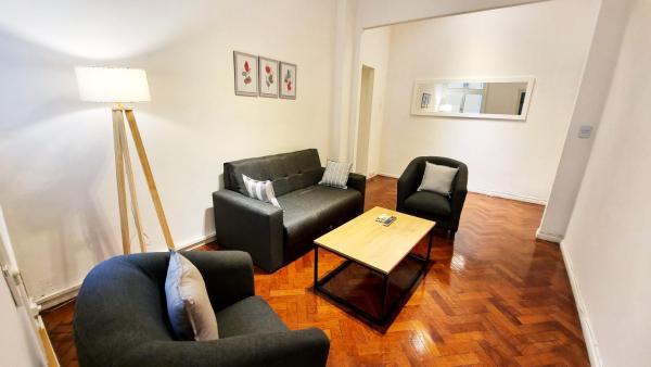 sala de estar con 2 sillas y mesa en Departamento en Recoleta en Buenos Aires