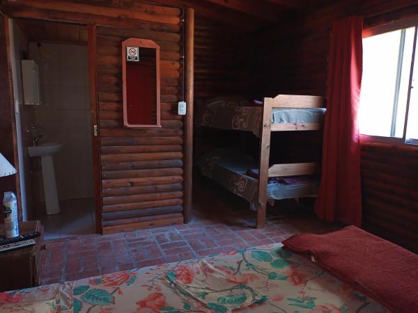 Habitación con dormitorio con cama y ventana en Complejo Sagitario en Gualeguaychú