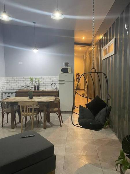 sala de estar con mesa y comedor en Casa Clara en Gualeguaychú