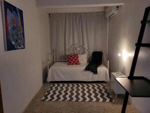 Cama o camas de una habitación en JB23 apts 3 bedroom apartment near Airport