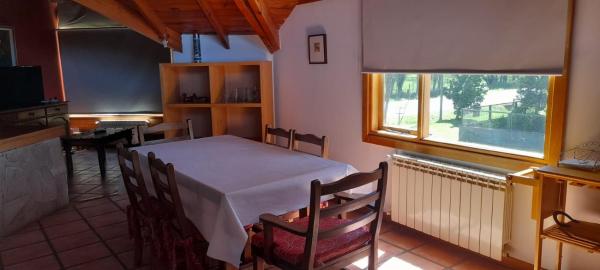 Habitación con cama, mesa y ventana en CASA BELLO en San Martín de los Andes