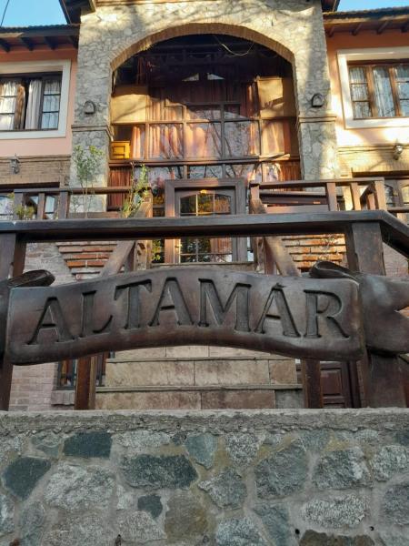 un letrero de entrada a un edificio de Cabañas Altamar en Villa Gesell