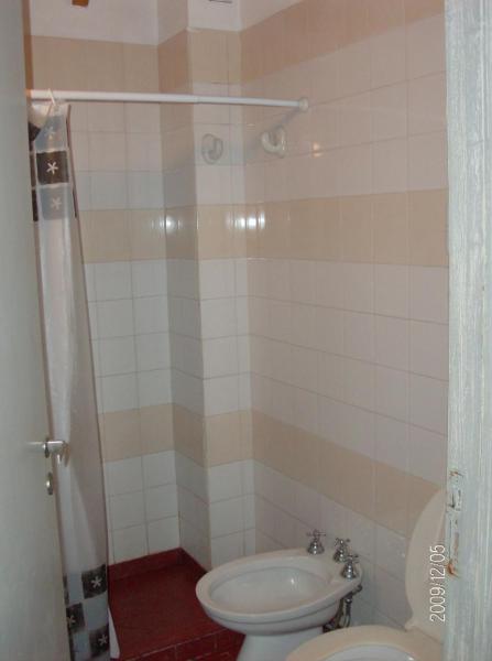 un baño con ducha y aseo y aseo en Duplex para 6 zona norte en Villa Gesell