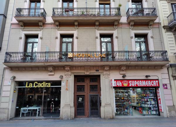 un edificio con balcones encima en Hostal Live Barcelona, ​​en Barcelona