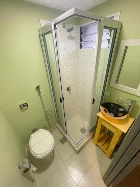 un baño con ducha y aseo en Aguila Blanca en Villa Gesell