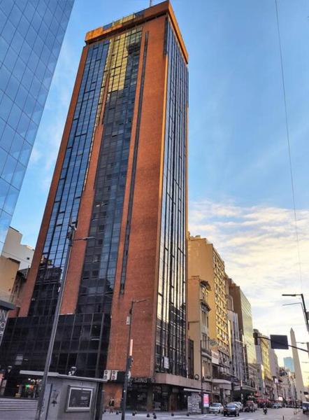 un edificio alto en una calle de la ciudad con edificios en Center Apart - a metros Obelisco en Buenos Aires