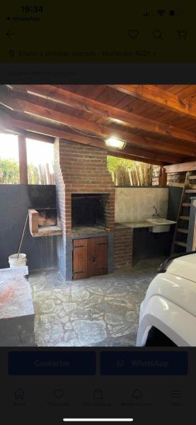 una imagen de una cocina al aire libre con una pared de ladrillo en FloChris Villa Gesell Zona Norte SOLO FAMILIAS en Villa Gesell