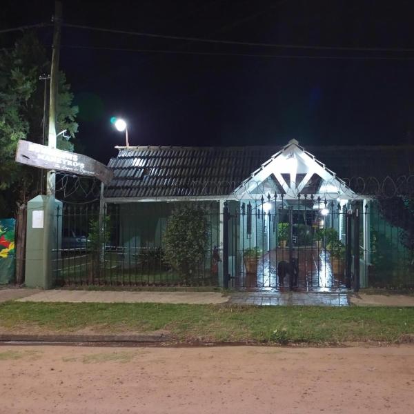 un cenador bajo la lluvia por la noche en Bungalows Maneyros en Gualeguaychú