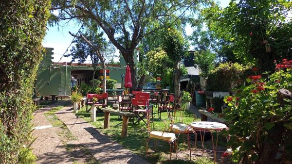 un grupo de mesas y sillas en un patio en Bungalows Maneyros en Gualeguaychú