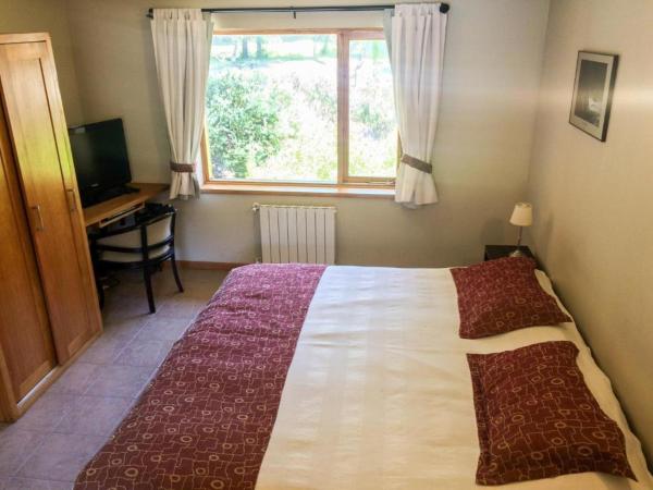 Un dormitorio con una cama grande y una ventana en Roca 3 en San Martín de los Andes