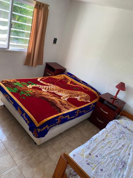 1 dormitorio con 1 cama, 1 mesa y 1 cama sidx sidx sidx sidx en Aires de las Sierras, en Villa Carlos Paz