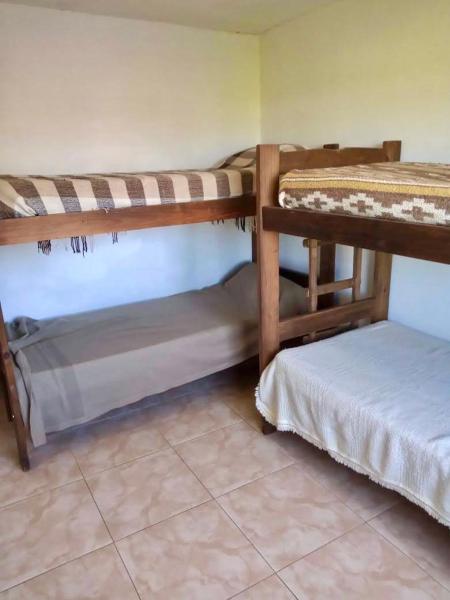 Habitación con 2 literas en una habitación en Aires de las Sierras, en Villa Carlos Paz