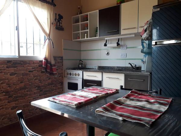 una cocina con mesa y 2 toallas. en Cabañas Dulce Atardecer, en Villa Carlos Paz