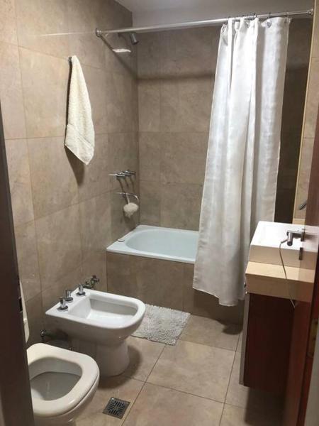 y baño con aseo, bañera y lavamanos. en Ultra comfy en Barrio Norte- un dormi con lavarrop en San Miguel de Tucumán