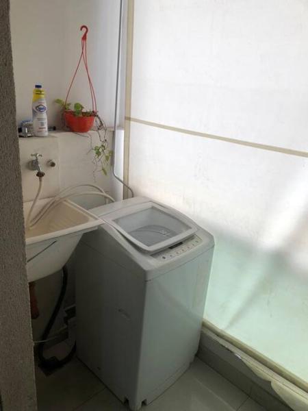 baño pequeño con lavabo y lavadora en Ultra comfy en Barrio Norte- un dormi con lavarrop en San Miguel de Tucumán