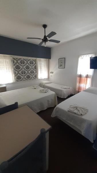 1 dormitorio con 2 camas y ventilador de techo en Hotel Acuarium en Villa Gesell