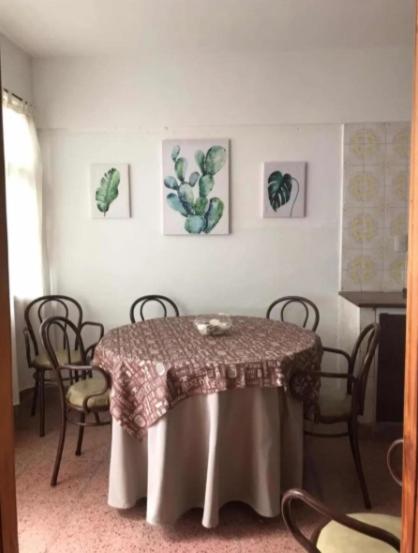 un comedor con una mesa con sillas y una mesa sidx sidx sidx sidx en Casa De Vacaciones Estilo Marplantense Temporada 2023 en Mar del Plata