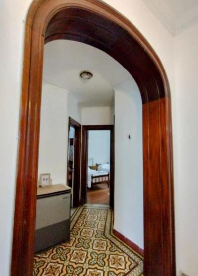 un pasillo abierto con un arco en una casa en Casa De Vacaciones Estilo Marplantense Temporada 2023 en Mar del Plata