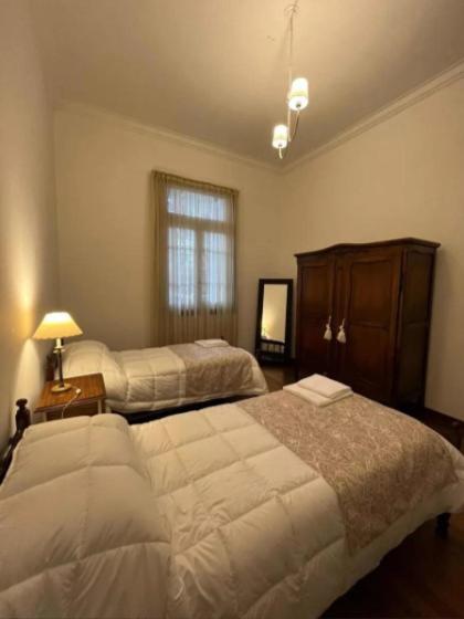 1 dormitorio con 2 camas, vestidor y ventana en Casa De Vacaciones Estilo Marplantense Temporada 2023 en Mar del Plata