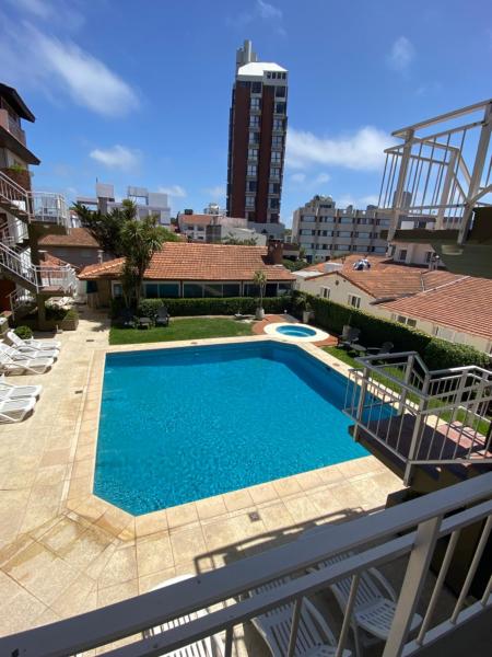 una gran piscina arriba de un edificio en Gemelos Apart en Villa Gesell