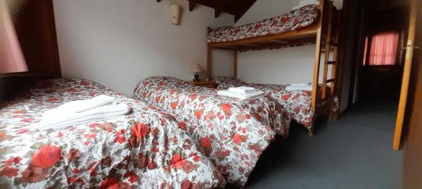 Habitación con 2 camas y 1 litera en Complejo Ciprés en San Martín de los Andes