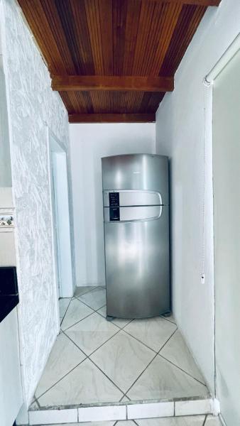 una refrigerador de acero inoxidable en una cocina con techo en Residencial Morro do Macaco, en Bombinhas
