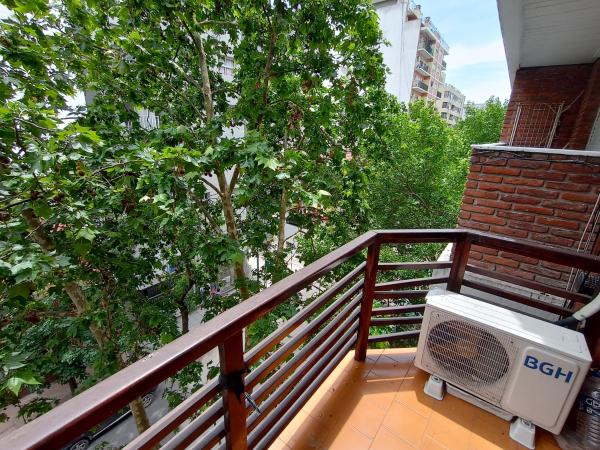 un calentador en un balcón con árboles y un edificio en Efdepartamentos Plaza Mitre dos ambientes en Mar del Plata