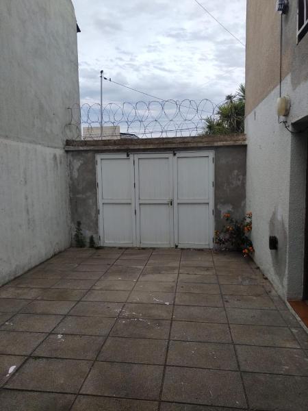 un par de puertas blancas de garaje en un edificio en Departamento Parque Luro para 5 personas en Mar del Plata