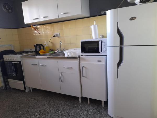 cocina con refrigerador blanca y microondas en Departamento reciclado a nuevo a 3 cuadras del mar en Mar del Plata