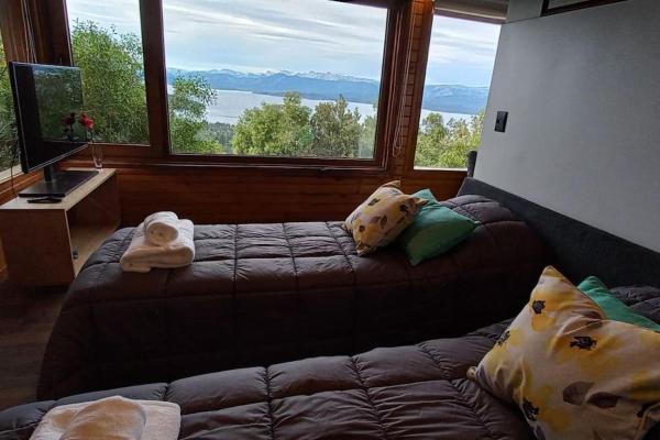 Cama o camas de una habitación en Cabaña de montaña en Cerro Otto con increíble Vista al Lago