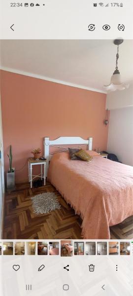 1 dormitorio con 1 cama en una habitación en Departamento planta alta chauvin en Mar del Plata