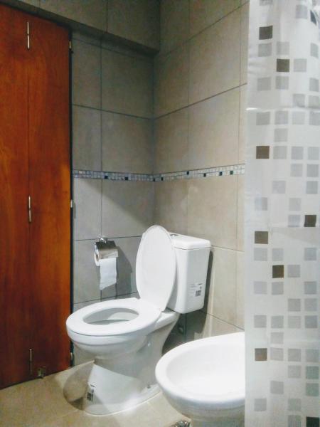 y baño con aseo blanco y lavamanos. en Económico y Hermoso Loft, cerca de todo! en Buenos Aires