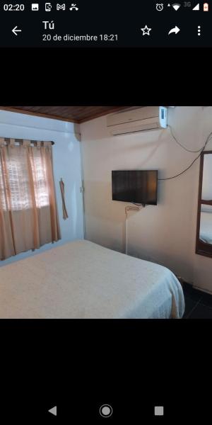 una imagen de un dormitorio con cama y ventana en DEPTO FAMILIAR dolar billete dolar blue en Gualeguaychú
