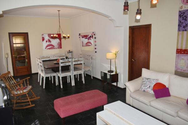 sala de estar con sofá blanco y mesa en Villa Hilda - Casa con Pileta en Tandil
