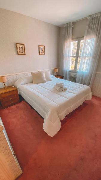1 cama blanca grande en una habitación con ventana en Departamento Frente Al Mar en Mar del Plata