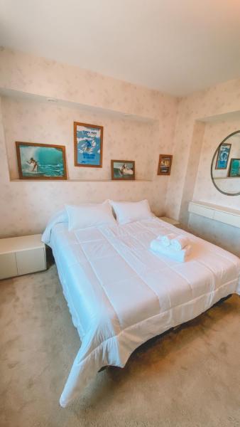1 dormitorio con 1 cama blanca grande en una habitación en Departamento Frente Al Mar en Mar del Plata