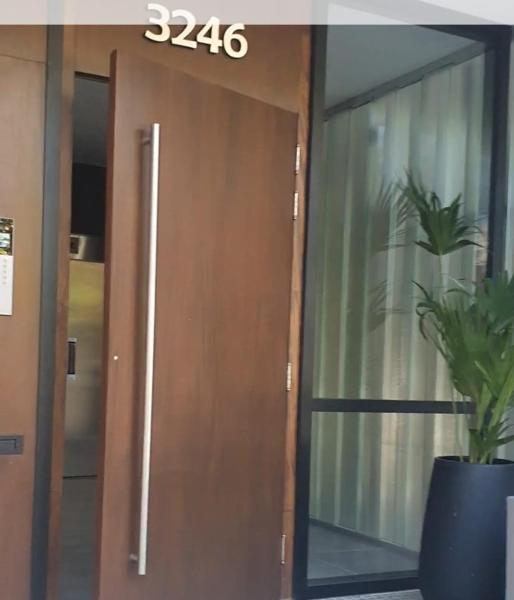 una puerta de oficina con una maceta delante de ella en Alquiler FIDUS en Mar del Plata