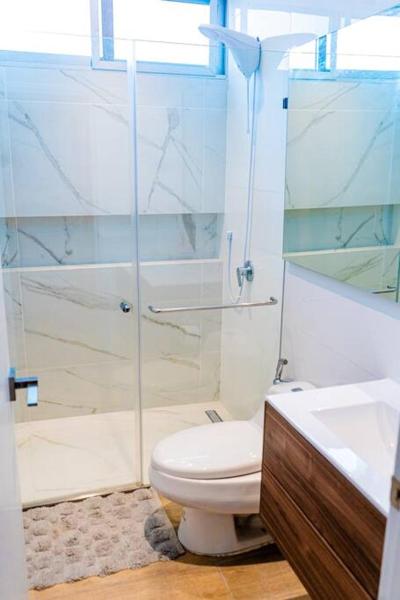 Un baño de Luxury Apartment estilo New York Studio, estrenado