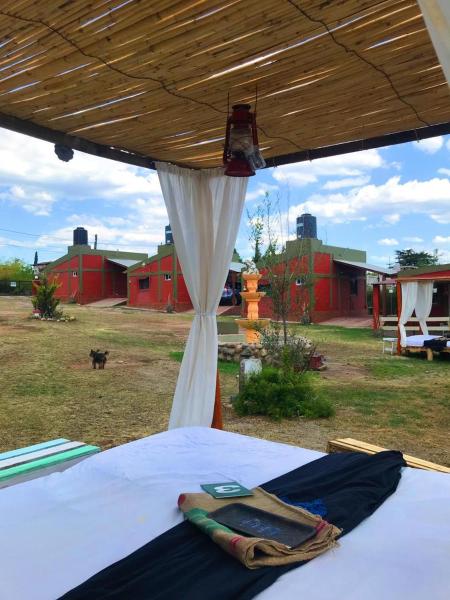 Una cama bajo un dosel con una cortina blanca en Posada Trinidad in 