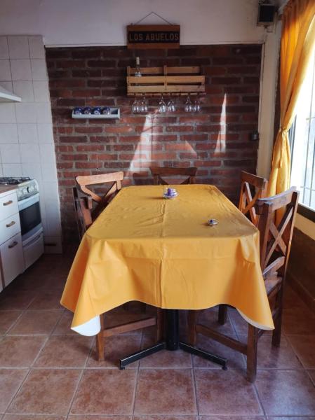 una mesa con un mantel amarillo en ella en una cocina en Los abuelos en Puerto Madryn