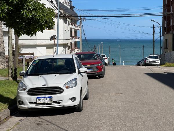 un coche blanco estacionado al lado de una calle en Departamento a 100mts del Mar - Punta Mogotes Waikiki en Mar del Plata