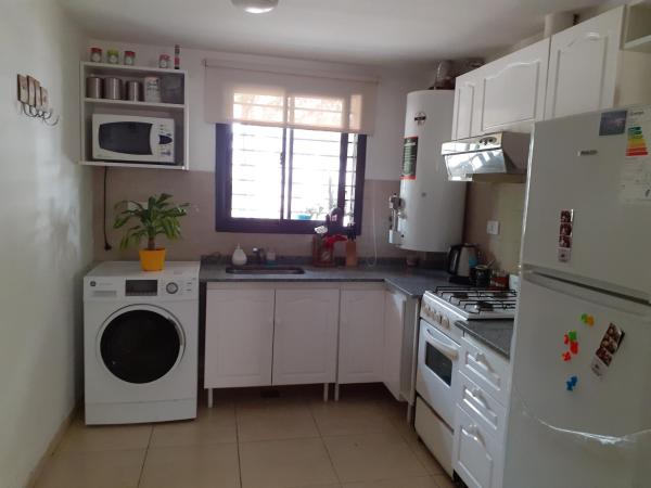 cocina con lavadora y lavadora en Excelente departamento en Mendoza en Mendoza