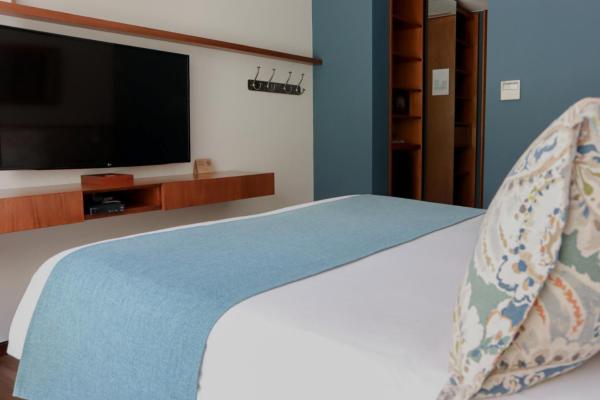 1 dormitorio con 1 cama y Tv LED en Cottage Puerto Buceo, en Montevideo