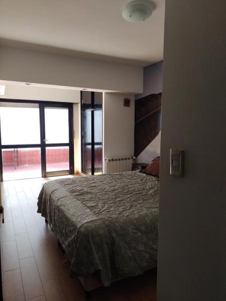 1 dormitorio con cama y ventana grande en Depto 2 amb- Punta Mogotes- ideal para altos en Mar del Plata