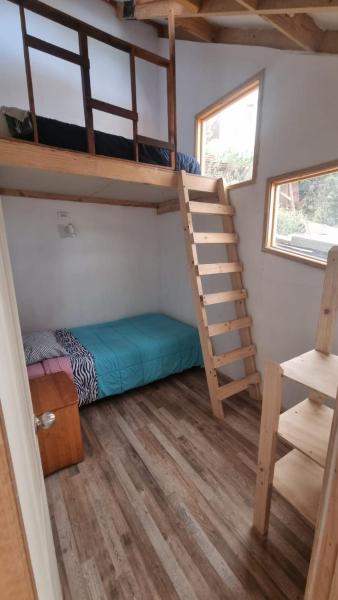 1 dormitorio con litera y escalera de litera en CasaVista Valparaiso, en Valparaíso