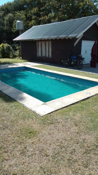 una piscina frente a una casa en Casa con pileta en el barrio Alfar Mar del Plata en Mar del Plata