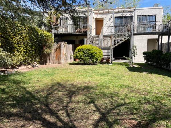 una casa con una escalera en el patio de una casa en Espectacular departamento cerca del parque en Mendoza