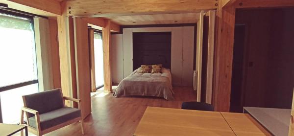 1 dormitorio con 1 cama y 1 silla en una habitación en Vivero 5 UF18 en San Martín de los Andes