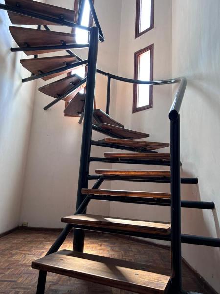 escalera de madera en una habitación con escalera en Apartamento en Mendoza en Mendoza